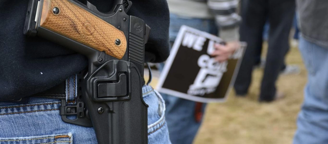 Μίσιγκαν: Απαγορεύει στους πολίτες να φέρουν εμφανώς όπλα στα εκλογικά τμήματα